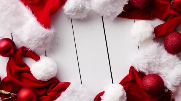 Chapeaux de Père Noël sur bureau en bois blanc avec espace de copie vierge . — Video