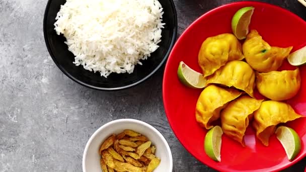 Comida chinesa na mesa de pedra — Vídeo de Stock