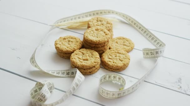 Υγιή oatmeal μπισκότα σε άσπρο φόντο ξύλινη, πλάγια όψη. — Αρχείο Βίντεο