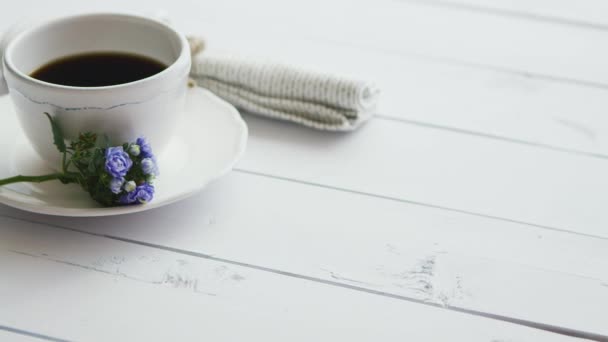 Parlak ahşap arka plan üzerinde beyaz fincan sade kahve. — Stok video