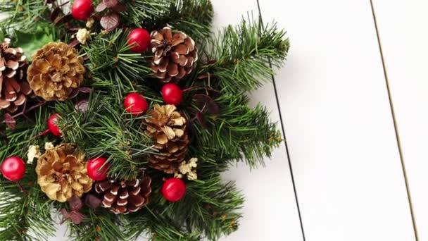 白い木製の背景のクリスマス リース — ストック動画