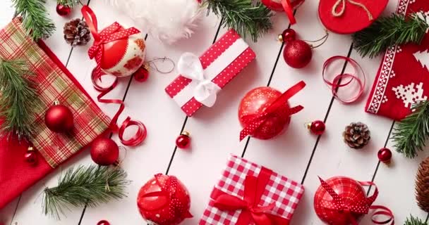 Decoraciones de Navidad cerca de regalos — Vídeos de Stock