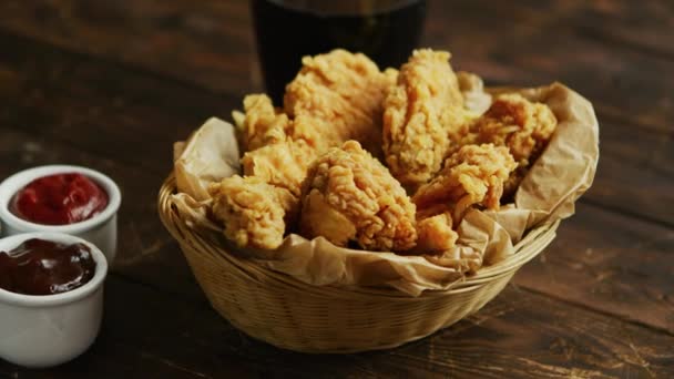 Asas de frango fritas perto de molhos e bebidas — Vídeo de Stock