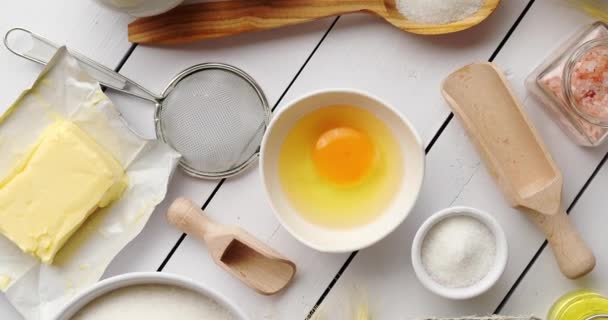 Utensílios e ingredientes de pastelaria na mesa — Vídeo de Stock