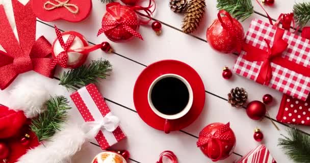 Decoraciones y regalos de Navidad alrededor del café — Vídeos de Stock