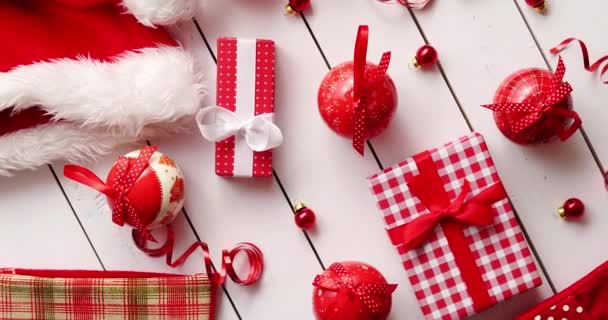 KERSTMUTS en kerstballen rond geschenken — Stockvideo