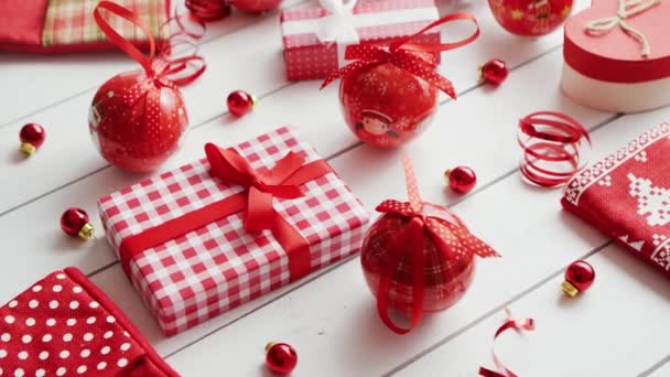 Baubles ve boncuk çevre Noel hediyeleri — Stok video