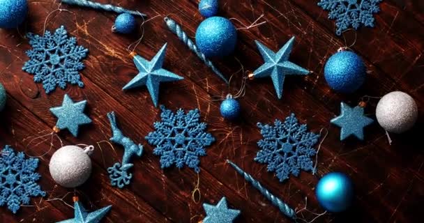 Kék karácsonyi díszek a táblázat — Stock videók