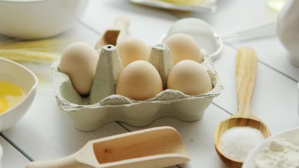 Cocinar ingredientes y herramientas alrededor de los huevos — Vídeos de Stock