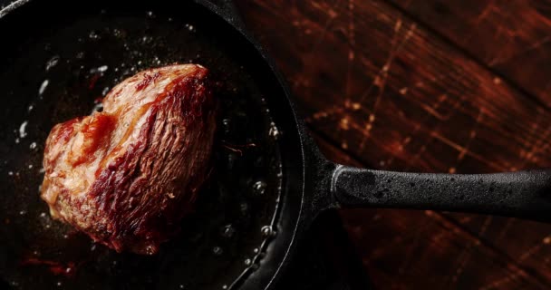 Sartén con carne asada en la mesa — Vídeo de stock