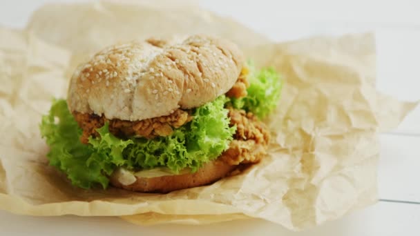 Csirke burger feküdt a pergamen — Stock videók