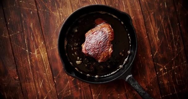 Trozo de carne frito en aceite en la sartén — Vídeo de stock