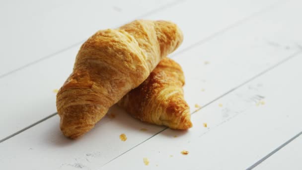 Croissants frescos na mesa — Vídeo de Stock