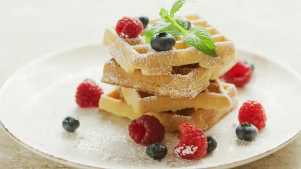 Waffeln auf Teller mit Beeren serviert — Stockvideo