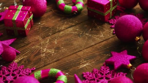 Decoraciones de Navidad colocadas en círculo — Vídeos de Stock