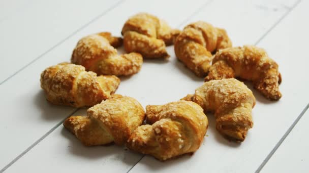 Croissants frais mis en cercle — Video