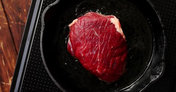 Großes Stück Fleisch in der Pfanne — Stockvideo