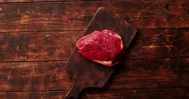 Carne crua sobre tábua de cortar — Vídeo de Stock