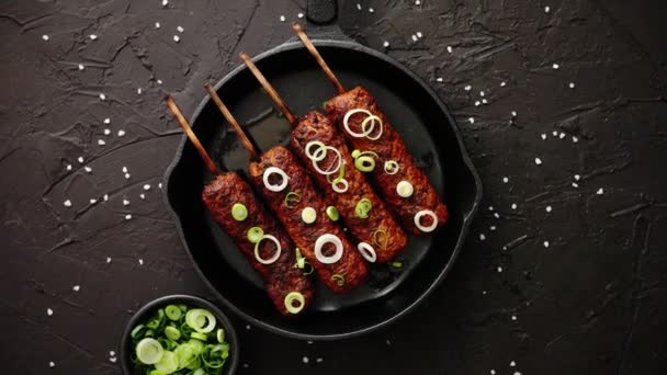 Barbecued turkey kebab decorated with fresh onion — Stock Video