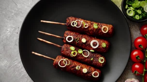 Kebab de pavo a la barbacoa decorado con cebolla fresca — Vídeo de stock