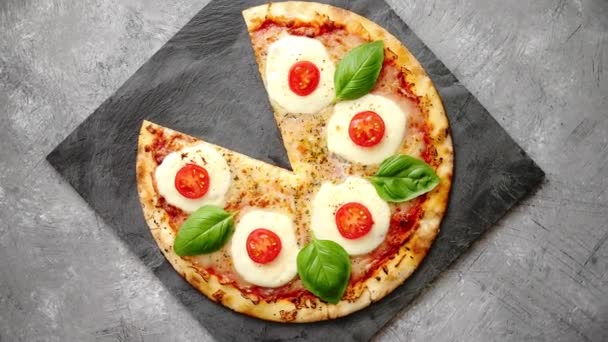 Pizza casera con tomates, mozzarella — Vídeo de stock