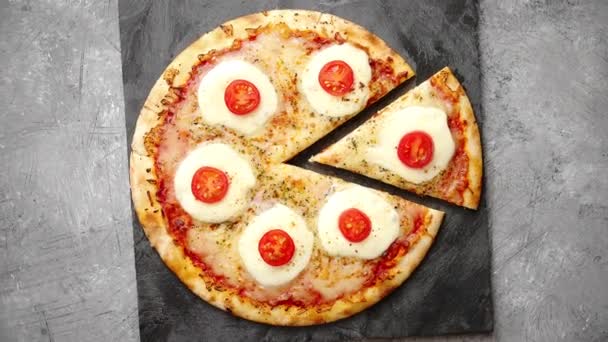 Домашняя пицца с помидорами, моцарелла — стоковое видео