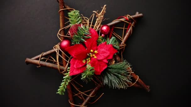 Adventskranz mit trockenen Zweigen, Tannenzweigen, roten Kugeln — Stockvideo