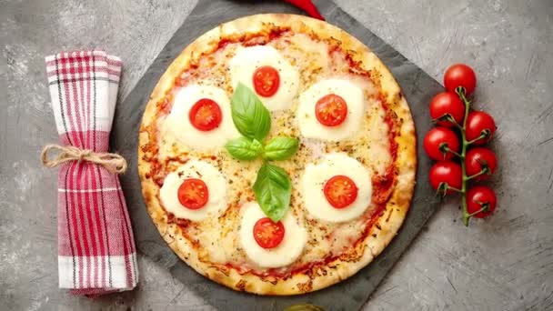Домашняя пицца с помидорами, моцарелла — стоковое видео