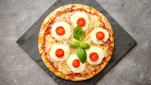 Домашняя пицца с помидорами, моцарелла — стоковое фото