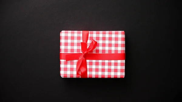 Coffret Cadeau Enveloppé Papier Noël Motif Carreaux Rouges Avec Arc — Photo