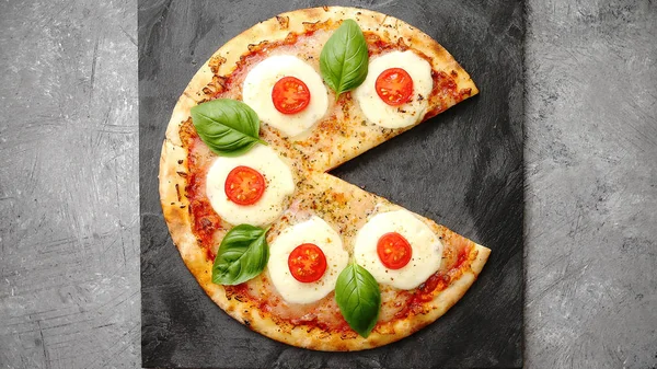 Pizza caseira com tomate, mussarela — Fotografia de Stock