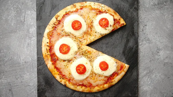 Hausgemachte Pizza mit Tomaten, Mozzarella — Stockfoto