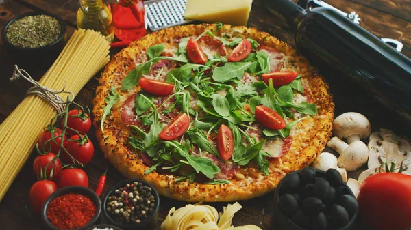 Latar Belakang Pangan Italia dengan Pizza, Pasta mentah dan Sayuran di Meja Kayu — Stok Foto