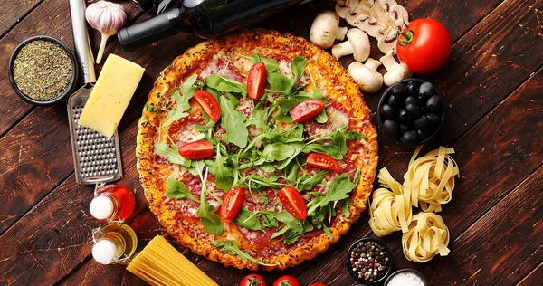 Fundo de comida italiana com pizza, massa crua e legumes em mesa de madeira — Fotografia de Stock