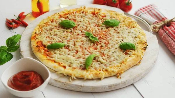 Deliciosa pizza italiana servida em mesa de madeira, atirada de lado — Fotografia de Stock