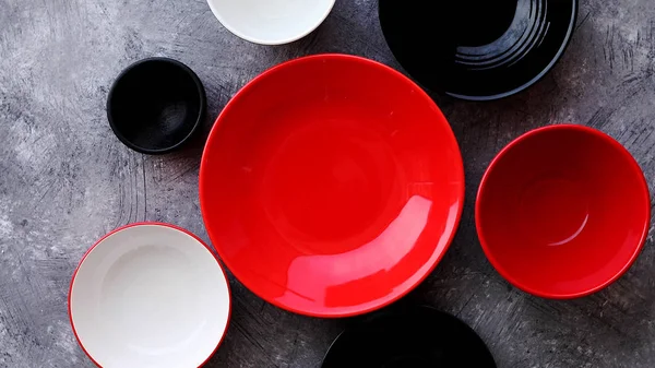 灰色石材背景下彩色装饰陶瓷碗的收集. — 图库照片