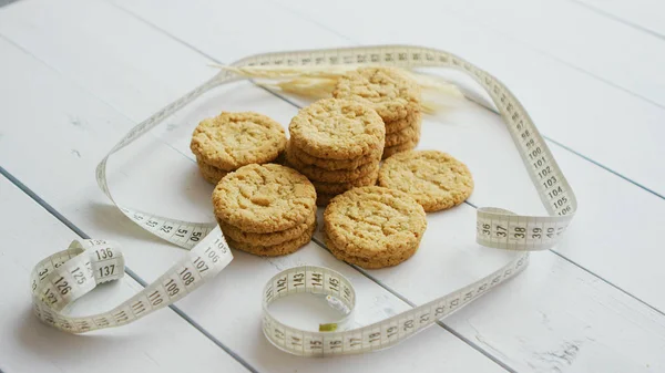 Biscuits sains à l'avoine sur fond de bois blanc, vue latérale . — Photo