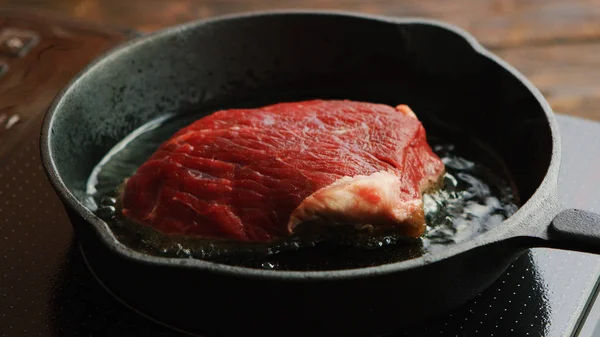 Pannulla paistettu liha — kuvapankkivalokuva