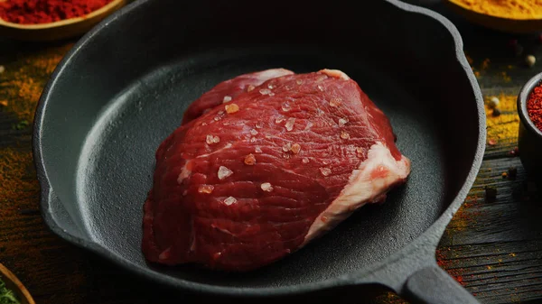 Vlees met specerijen in koekepan — Stockfoto