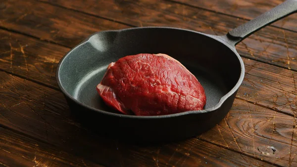 Skillet dengan daging di atas meja — Stok Foto