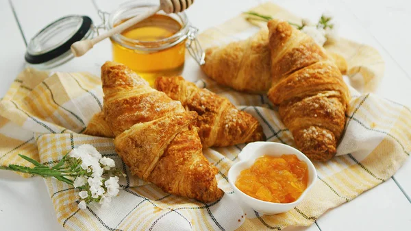 Condimentos y croissants acostados sobre una toalla — Foto de Stock