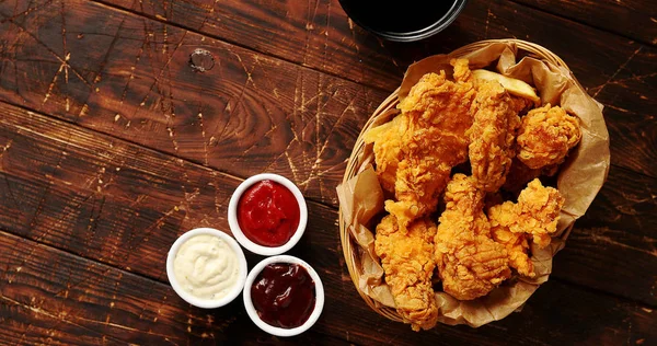 Saucen und Chicken Wings auf dem Tisch — Stockfoto