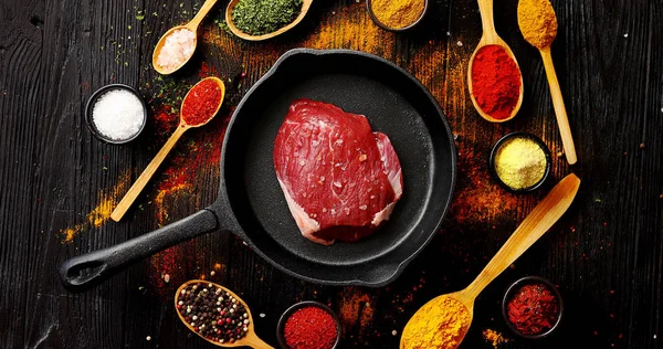 Liha pannulla ja mausteet — kuvapankkivalokuva