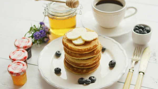 Pancakes with slices of banana and berries — Stock Photo, Image