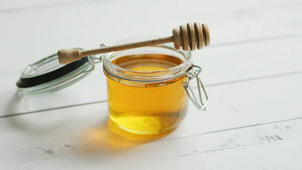 Frasco de mel com fuso — Fotografia de Stock