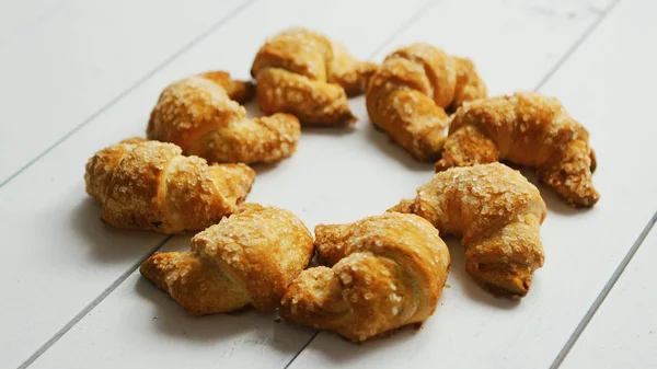 Färska croissanter i cirkel — Stockfoto