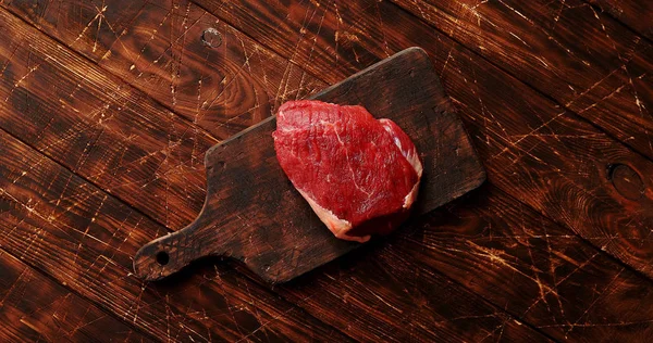 Raaka liha leikkuulaudalla — kuvapankkivalokuva
