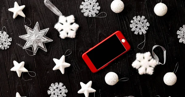 Decorações de Natal e smartphone — Fotografia de Stock