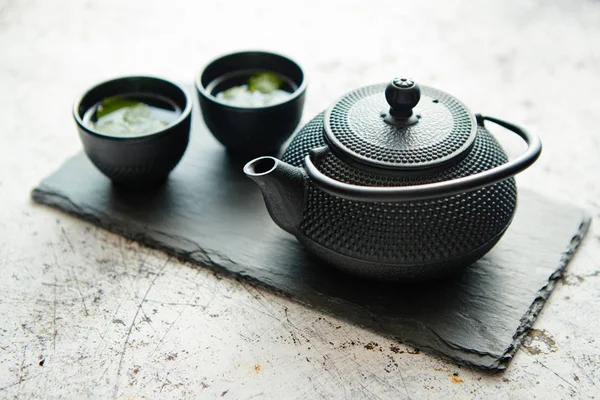 传统的东方金属茶壶和铁杯 — 图库照片