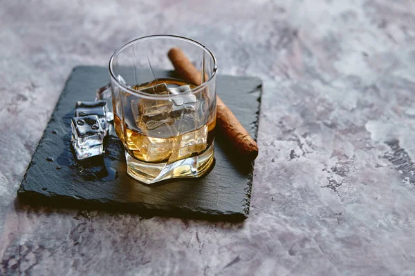 Kieliszek whisky z kostkami lodu i cygara — Zdjęcie stockowe